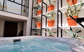 Capri Kronos Design Suites - 2 King Beds, With Gym, Spa & Jacuzzi